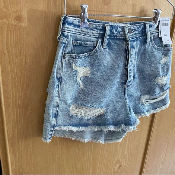 Hollister • Curvy Ultra High Rise Mom Shorts in Distressed Acid Wash - Picture 7 of 14